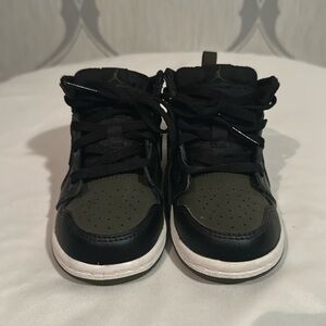 Air Jordan 1. Size 8, Green and Black